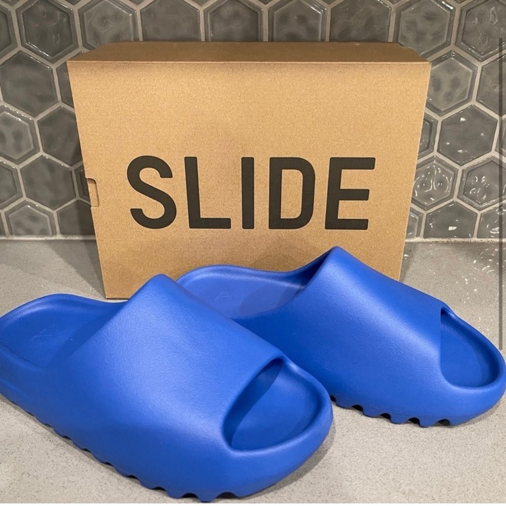 Yeezy Slides Azure Size 9.5 - New